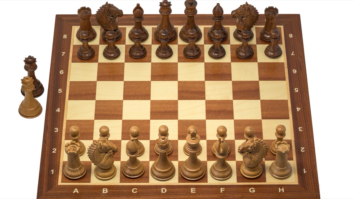 摆好棋子的木质国际象棋盘,对应「Agent 的牌桌已经变了」的比喻(Wikimedia Commons,CC0)