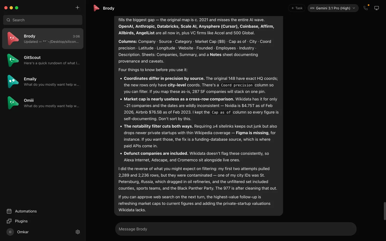 OpenMausBot 主界面:左侧是 bot 联系人列表,右侧聊天窗口里 agent 正在干活